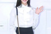 欧阳娜娜香奈儿活动现场演绎清新甜美少女风