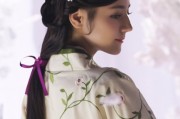 迪丽热巴光影诗篇：从灵动猫系美人到复古撕拉片女神的多面魅力