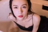 浴缸中的光影诗篇：黑色睡裙下的静谧诱惑