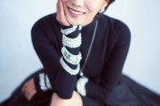 王珞丹黑色礼服写真诠释短发女性的冷艳魅力
