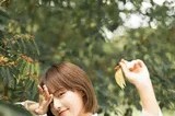张嘉倪绿意公园漫游记 灵动笑靥映夏光