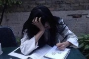 暗影中的低语：伤感女性头像的情感表达与艺术解构