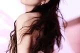 佟丽娅一袭粉纱漫步花间如梦似幻展露柔美仙姿