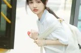 青春街拍里的甜美瞬间与设计巧思