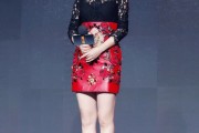 赵薇时尚造型全解析：从素颜之美到摩登风范