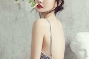 童菲烈焰红唇写真展露多面魅力 光影之间诠释时尚风情