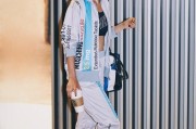 张俪秋日运动风街拍演绎清新时尚魅力
