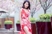 李斯羽花间漫舞定格盎然春意演绎白色浪漫