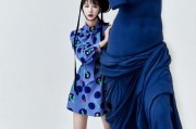 娄艺潇红唇雪肌邂逅静谧雕塑 演绎动静相宜的时尚之美