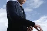 王鹤棣逐浪篇章东方绅士与海共鸣的时尚诗篇