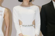 袁姗姗一袭露腰装束尽显曼妙曲线 优雅姿态宛若水中仙子