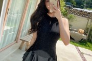 黑色短裙的时尚宣言：当经典剪裁遇见个性表达