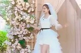 关晓彤皎洁婚纱造型演绎梦幻篇章