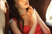 王鸥夏日街拍清新绽放 白肌胜雪宛若少女