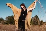 微卷长发美女白色比基尼海边私房写真
