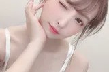毛绒吊带与丸子头的碰撞 慵懒与性感的春日协奏曲
