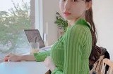 绿衣少女窗前自然光影记