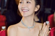 王鸥一袭深蓝露肩礼服亮相发布会 丸子头造型尽显优雅灵动