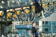 李小冉米兰街拍时尚写真黑裙长腿展露迷人曲线