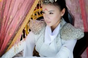袁姗姗银装素华再现圣姑风华笑傲江湖侠气盈屏