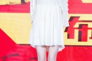 光影下的姿态：娜扎如何演绎从身体局部到审美符号的蜕变