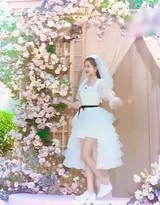 关晓彤身着抹胸蕾丝婚纱回眸浅笑，眼波流转间尽显温柔气质