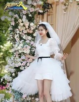关晓彤在光影交错中侧身而立，婚纱裙摆如月光倾泻而下