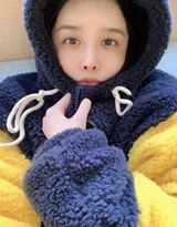 河莉秀对镜凝视，眼神沉静而坚定，柔和光线轻抚面庞，仿佛在与岁月从容对话。