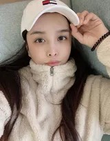 河莉秀侧身回眸，妆容精致，展现着永不褪色的、对于女性魅力的自信与掌控。