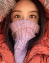 河莉秀置身雅致环境，姿态优雅，周身散发着历经岁月沉淀后的从容气度与内在力量。