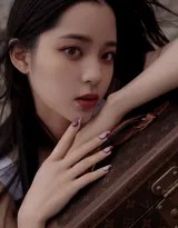 娜娜侧身倚靠斑驳岩壁，宝箱置于脚边，午后阳光为她的轮廓镀上一层柔和金边，岁月静好的氛围油然而生