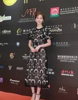 林允儿背影窈窕，蕾丝长裙勾勒出优美的背部曲线，她侧身而立，展现出完美的头肩比例与优雅气质
