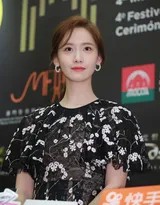 灯光聚焦于林允儿完美的侧脸，她睫毛纤长，正专注聆听，颈部的珍珠项链与蕾丝裙领口相映成辉
