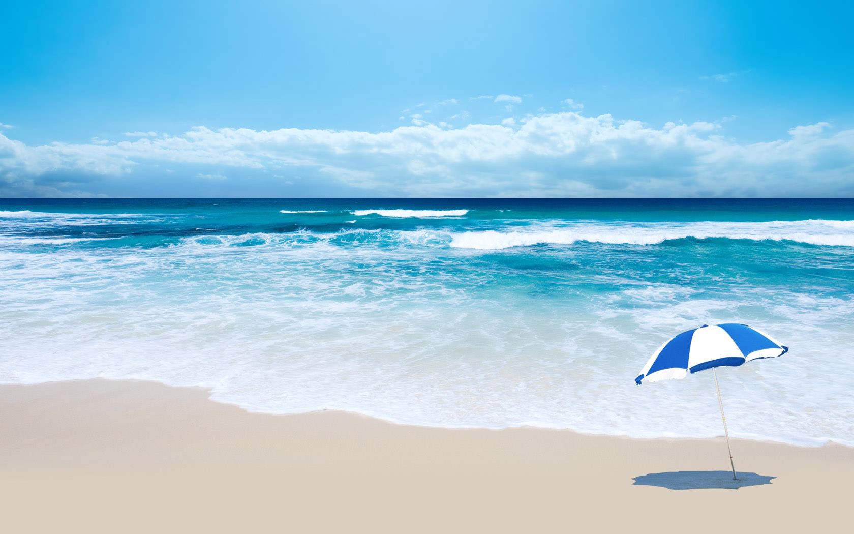 落日熔金，霞光浸染海天，海浪以丝绸般的质感轻吻着金色沙滩，泛起粼粼波光。