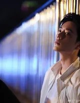 肖战转头回望，目光清澈而直接，桥灯的逆光为他勾勒出一道金色轮廓，画面充满故事性的张力与互动感