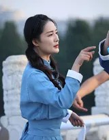 李沁手提传统工具篮回眸浅笑，身后穹宇殿宇如画卷展开