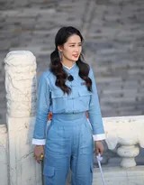 李沁蹲在古建石阶记录数据，双马尾垂落如时光丝线