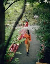李沁闭上眼睛仰头感受绵绵细雨，嘴角泛起宁静的微笑，雨珠在透明伞面上滑落，画面充满沉浸式的美好