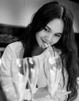 杨丞琳在静谧的背景下展露自信微笑，姿态放松而坚定，黑白影像传递出历经千帆后的强大内心力量。