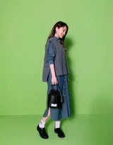 杨丞琳低头含笑，神情羞涩温柔，学院风穿搭衬托出清纯气质