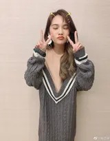 杨丞琳举起双手做可爱鬼脸，身穿背带裤尽显活泼少女感