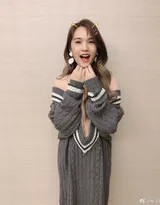 杨丞琳侧身回眸，眼神灵动充满故事感，发丝在光影间轻舞