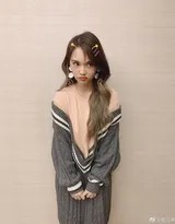 杨丞琳倚坐窗边，眼神澄澈望向远方，午后阳光为画面镀上金边