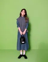 杨丞琳置身温馨室内，环抱双臂露出温柔浅笑，氛围宁静美好