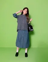 杨丞琳身穿日系学院风服装，对着镜头眨眼吐舌，表情古灵精怪