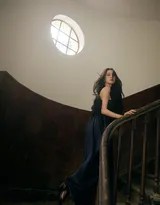 欧阳娜娜对镜近距离特写，眼眸明亮如星，细腻肌肤与黑色裙带相映，凸显出极致纯净又带点小性感的独特魅力