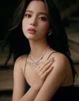 欧阳娜娜坐姿优雅，双手轻拢裙摆，下颌微扬露出优美颈线，犹如一只矜贵的黑天鹅，散发出宁静高雅的气质