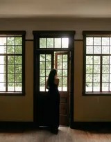 欧阳娜娜置身简约空间，一袭黑裙亭亭玉立，身体曲线自然流畅，展现出自在而笃定的安静力量