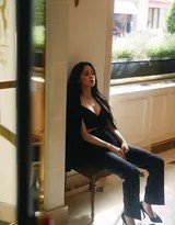 欧阳娜娜背对镜头回首凝视，展现优美背部曲线与朦胧夜色交织的静谧一刻