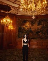 近距离肖像凸显欧阳娜娜的精致妆容与深邃眼神，黑色装扮下肌肤胜雪对比鲜明